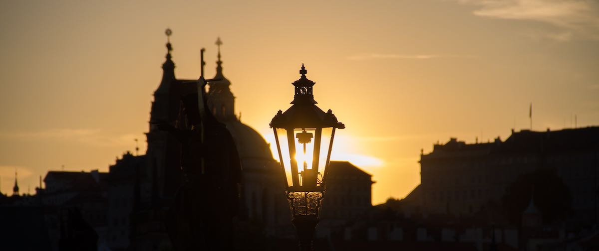 Un lampadaire à Prague au coucher du soleil